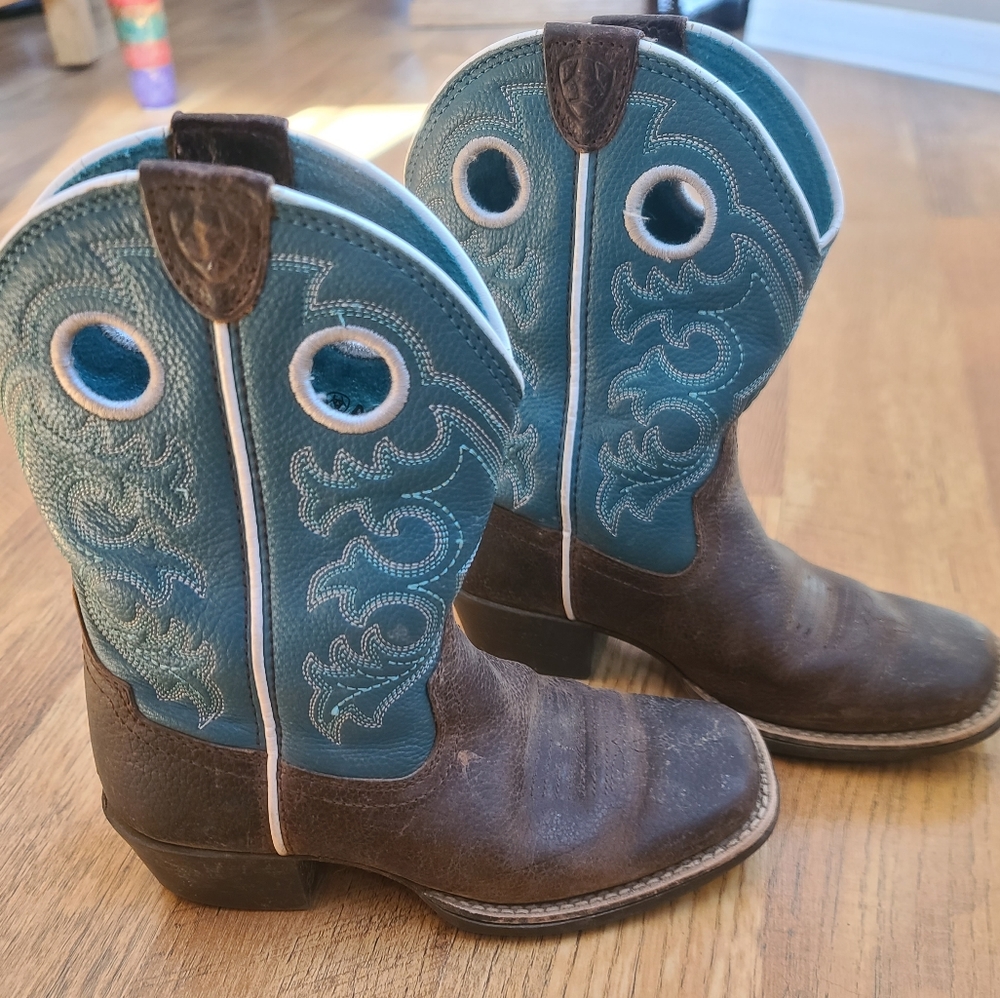 Ariat cowboy boots size 13.5 kids